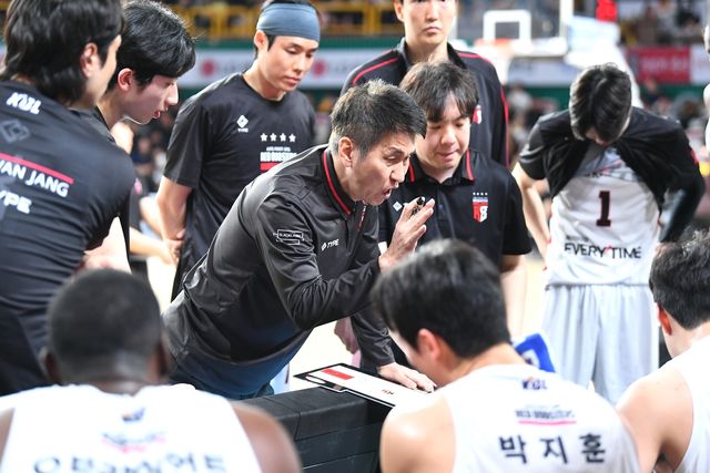 지시하는 김상식 감독