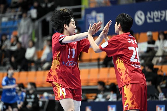 득점 후 기뻐하는 인천시청 박민정(왼쪽)과 구현지. 