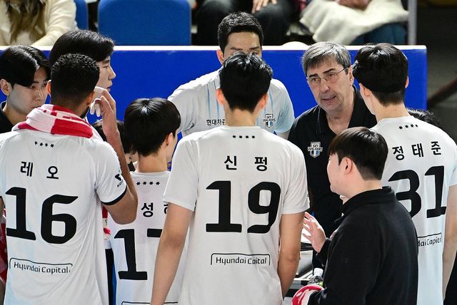 작전 지시하는 블랑 현대캐피탈 감독(오른쪽 2번째)