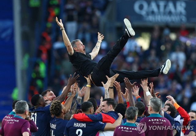루이스 엔리케 감독을 헹가래 치는 PSG 선수들