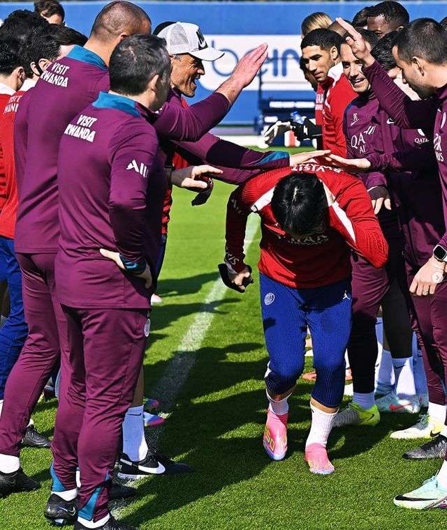 부상에서 복귀해 훈련에 참여한 이강인이 동료의 축하를 받는 장면