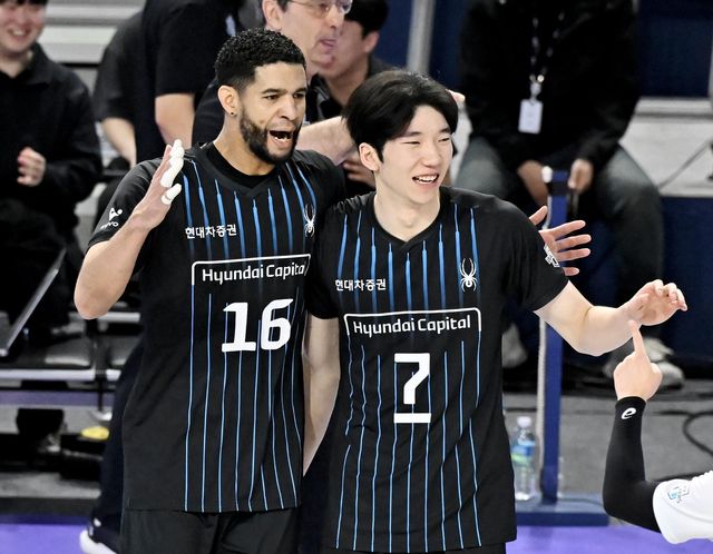 현대캐피탈의 막강 좌우 쌍포인 레오(왼쪽)와 허수봉