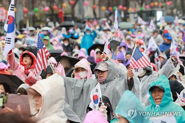 대국본, 윤 전 대통령 파면 다음 날 도심서 집회