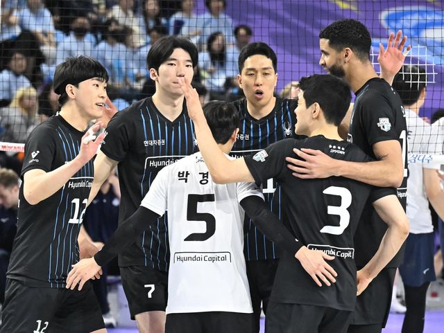 챔프 3차전에서 득점 후 기뻐하는 현대캐피탈 선수들