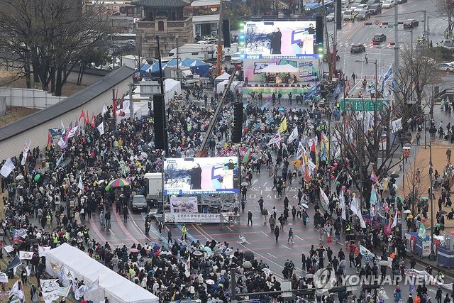 윤석열 파면 다음날에도 집회 참석한 시민들