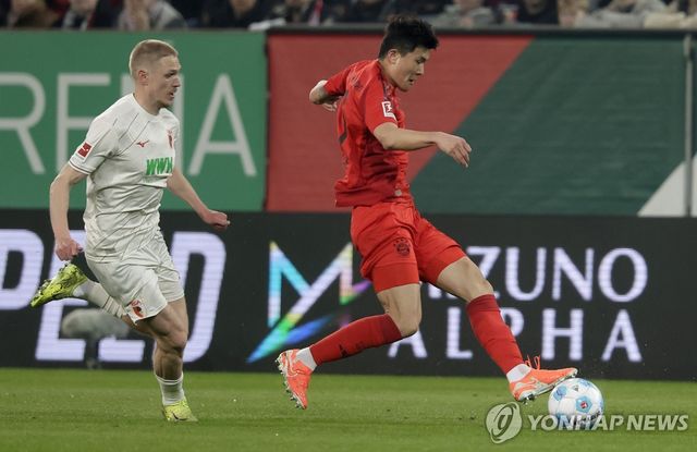 공을 지키려는 김민재(오른쪽)