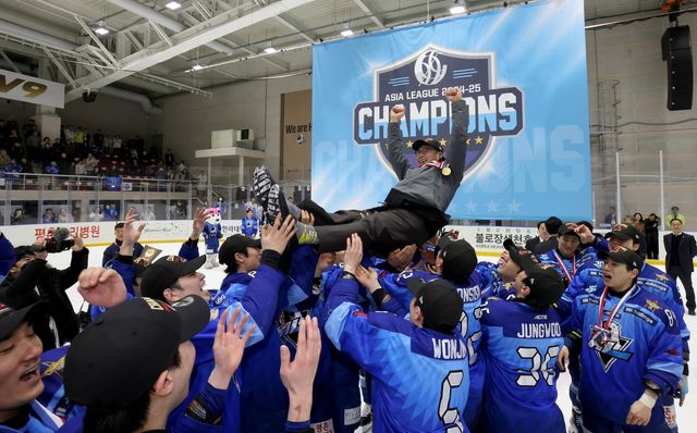 우승의 기쁨을 만끽하는 백지선 HL안양 감독