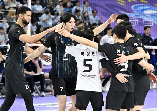 득점 후 기뻐하는 현대캐피탈 선수들