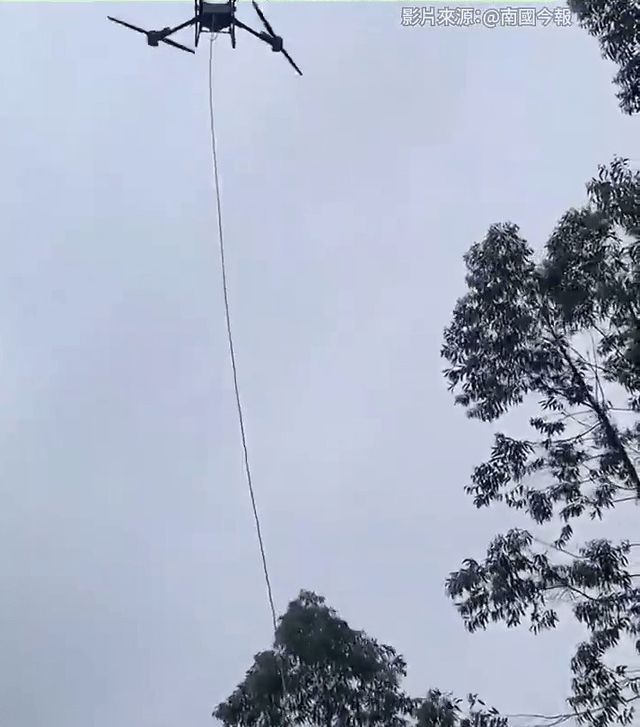 제사 음식 나르는 드론