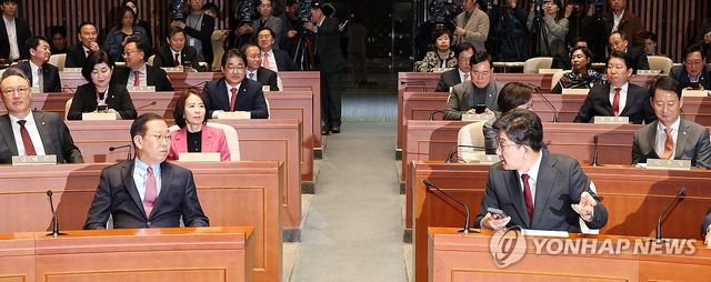 의총에서 대화하는 권영세 비대위원장과 권성동 원내대표