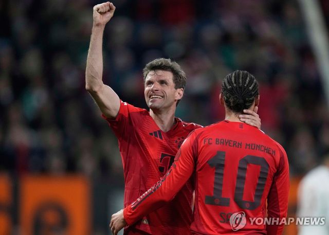 올여름 바이에른 뮌헨을 떠나는 토마스 뮐러(왼쪽).