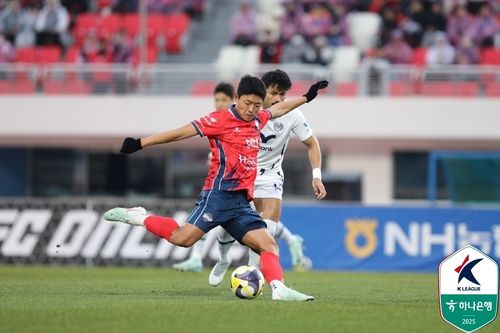 슈팅하는 김천 김승섭(앞).