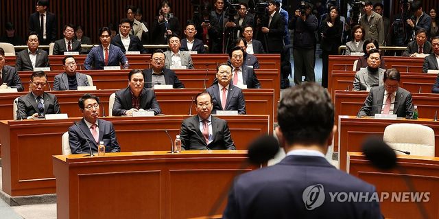 무거운 표정으로 발언 경청하는 국민의힘 의원들