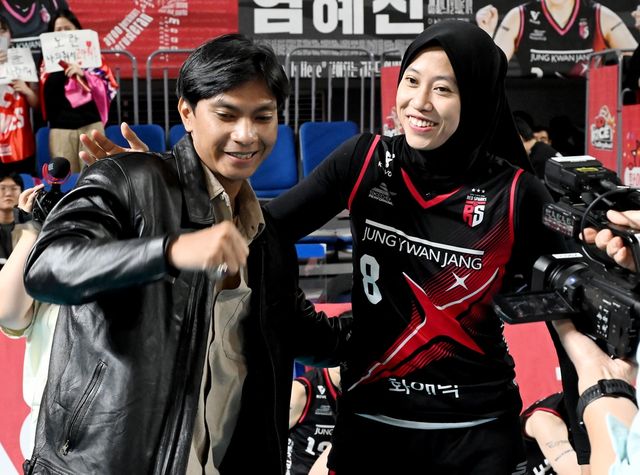 메가(오른쪽) 응원에 나선 남자 친구 디오