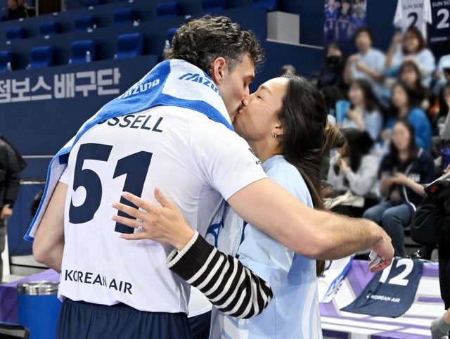 아내와 입 맞추는 대한항공의 러셀(왼쪽)