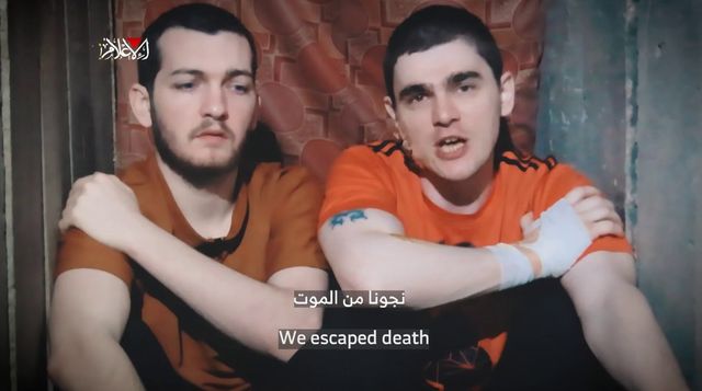 하마스가 공개한 이스라엘 인질 막심 헤르킨(오른쪽), 바르 쿠페르시타인의 영상