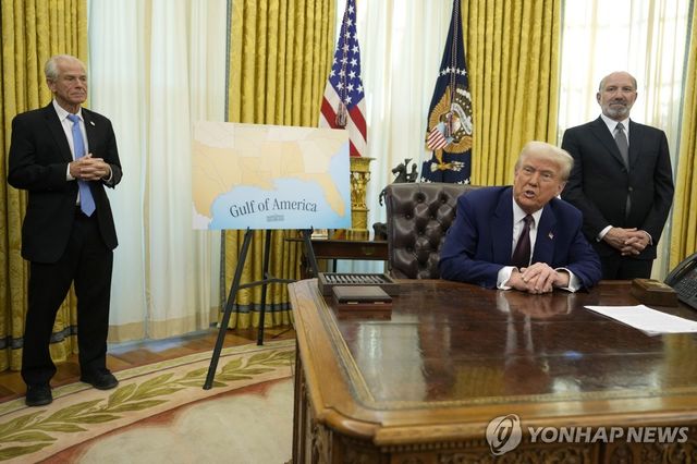 트럼프 미국 대통령과 피터 나바로 고문(왼쪽)