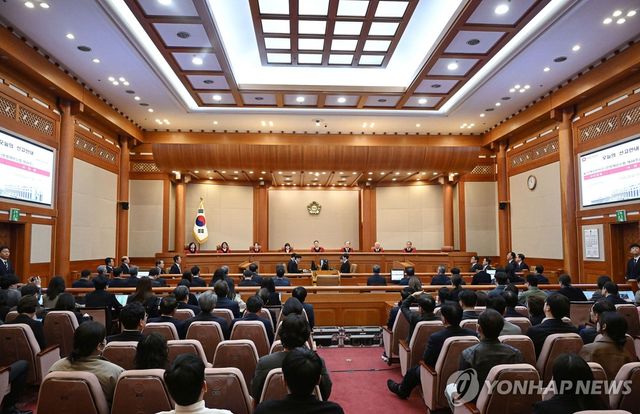 심판정 입장한 헌법 재판관들