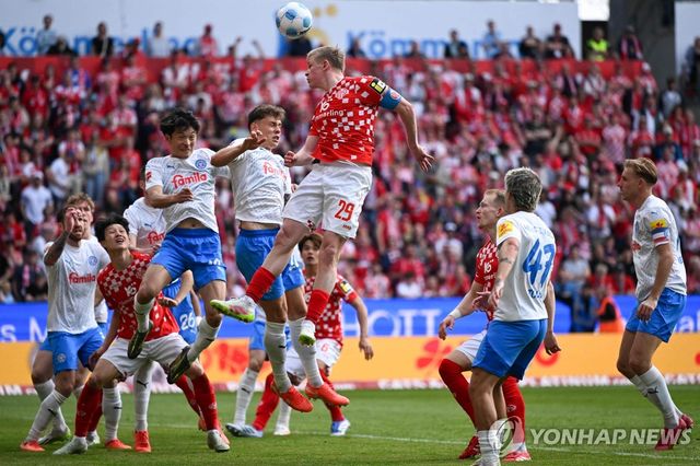 마인츠와 킬의 경기 장면. 왼쪽 두 번째 선수가 이재성