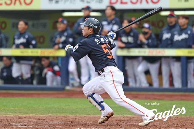 문현빈이 홈런 두 방으로 한화의 역전을 이끌었다.