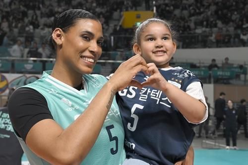 GS칼텍스의 외국인 선수 실바(왼쪽)와 딸 시아나 