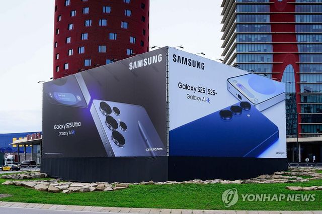 MWC25 전시관 인근에 설치된 삼성전자 외부광고