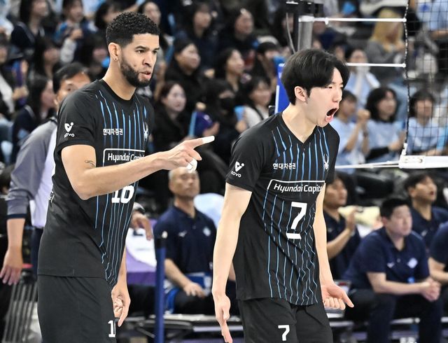 득점 후 기뻐하는 현대캐피탈의 레오(왼쪽)와 허수봉