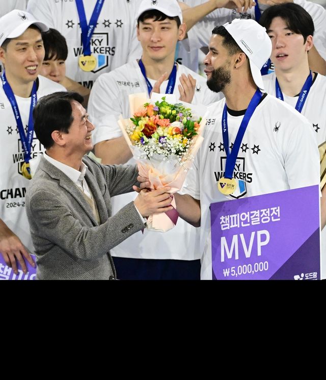 챔프전 MVP에 뽑힌 현대캐피탈의 레오(오른쪽)