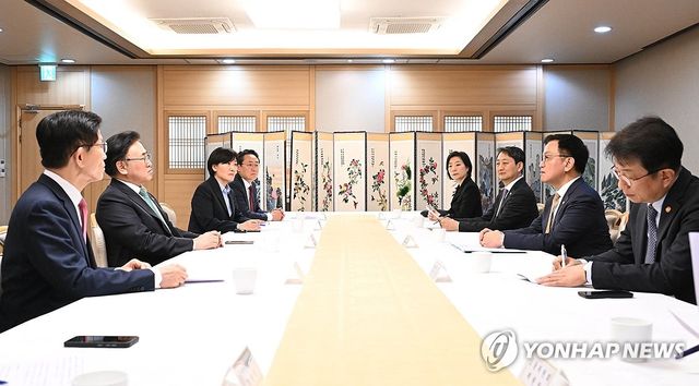 최상목 부총리, 경제관계장관간담회 주재