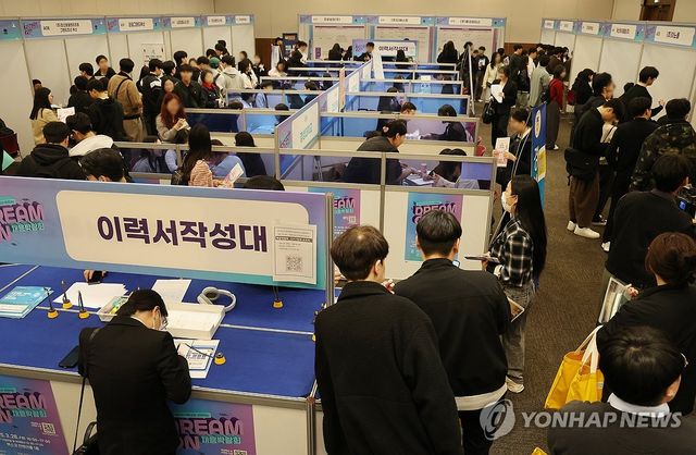 청년 구직자들로 붐비는 채용박람회장