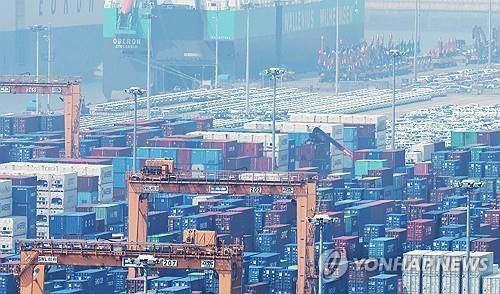  3일 경기도 평택항에 쌓인 컨테이너