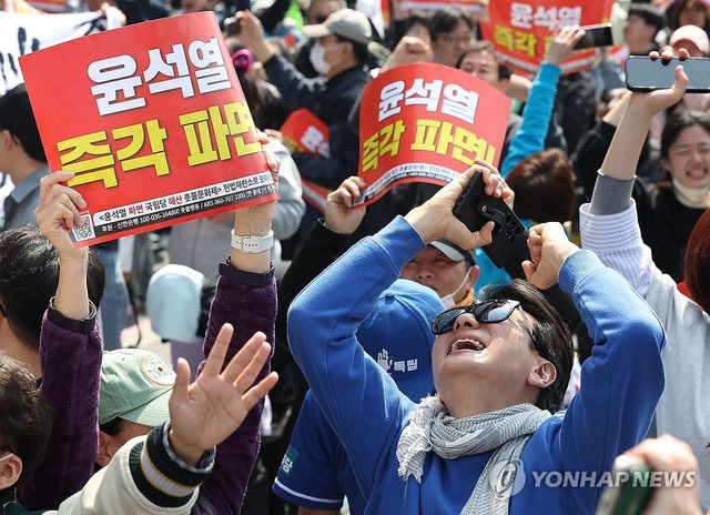 탄핵 인용 기뻐하는 시민들