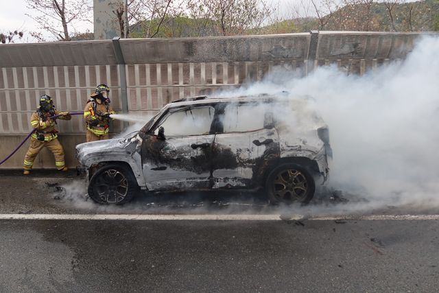 부산 도시고속도로 주행 차량에 불