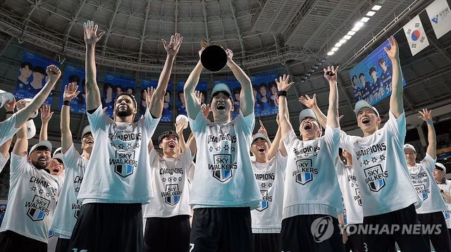 정규리그 1위 트로피를 들어 올리는 현대캐피탈 선수단