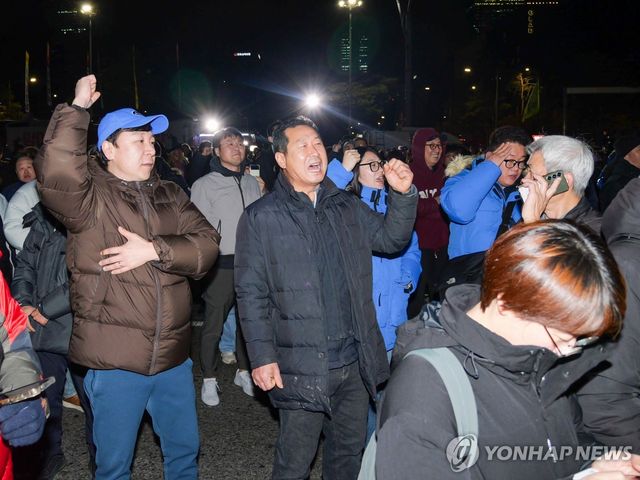 윤석열 전 대통령의 작년 12월 3일 계엄령 직후 국회 앞으로 몰려든 시민들 [UPI 연합뉴스. 재판매 및 DB 금지]