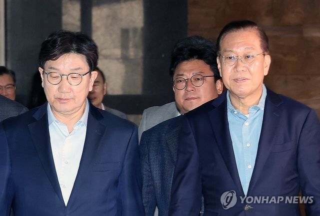 의원총회 참석하는 권영세-권성동