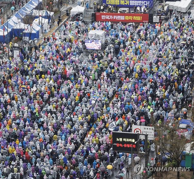 '윤 전 대통령 복귀' 주장 집회 광화문에서 열려