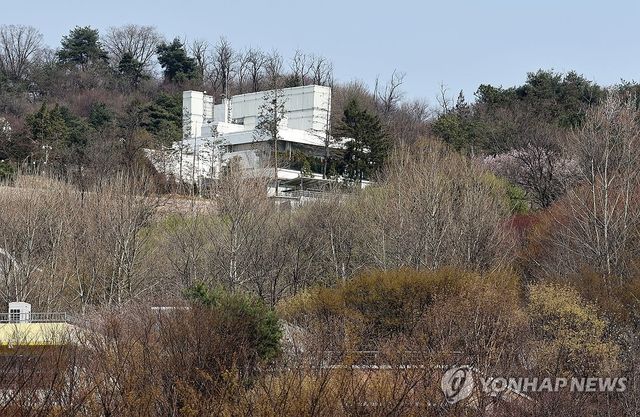 尹, 사흘째 관저 머물러…이르면 내주 퇴거할 듯