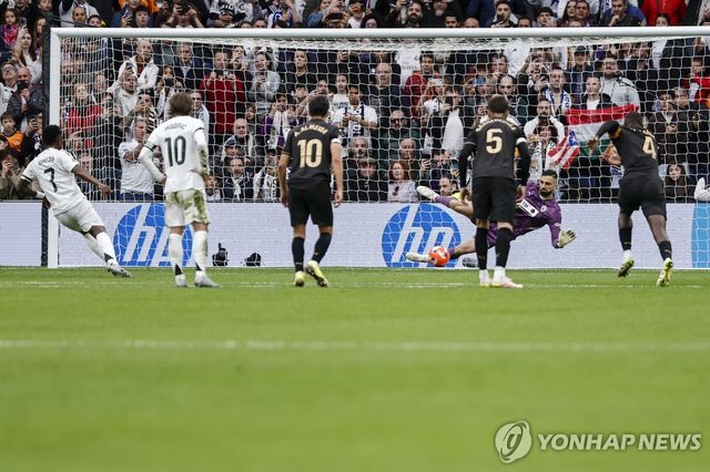 비니시우스 주니오르의 페널티킥을 막아내는 기오르기 마마르다슈빌리.