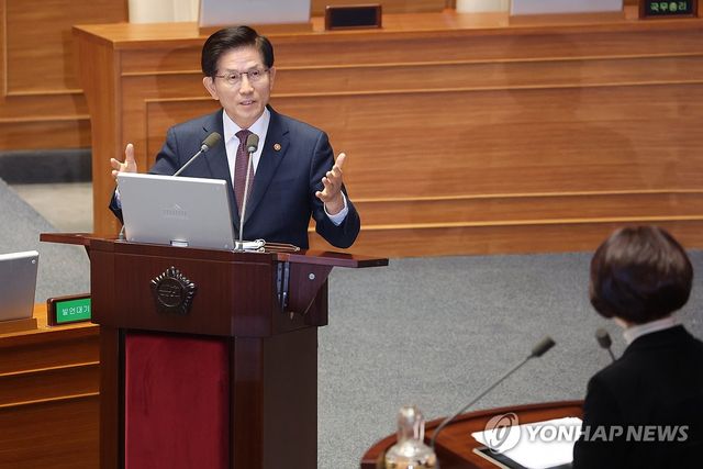 답변하는 김문수 고용노동부 장관