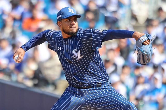 6일 한화와 경기에서 역투하는 삼성 레예스