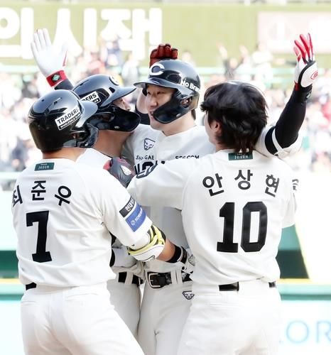 6일 경기에서 끝내기 안타를 친 SSG 오태곤(가운데)