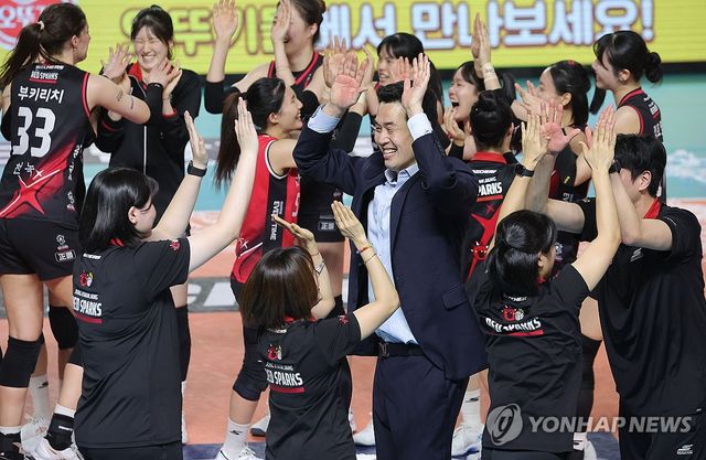 기뻐하는 고희진 감독