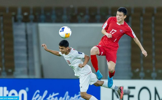 볼을 다투는 북한 U-17 대표팀의 김태국(오른쪽)