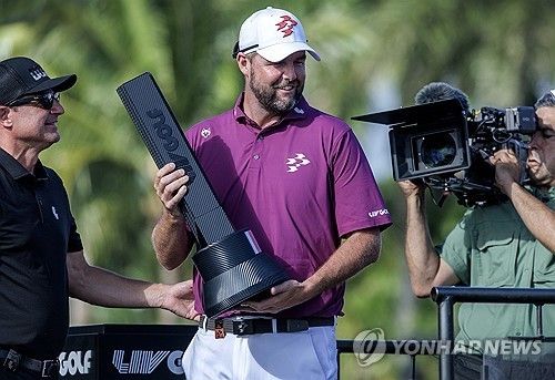 우승 트로피를 든 리슈먼.