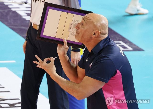 작전 지시하는 아본단자 감독