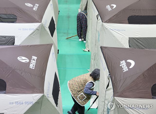 '기약 없는 대피소 생활'