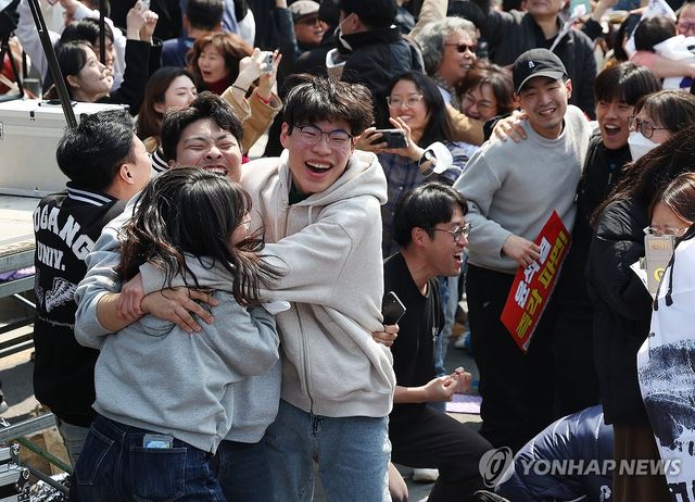파면 선고에 기뻐하는 시민들 [연합뉴스 자료사진. 재판매 및 DB 금지]