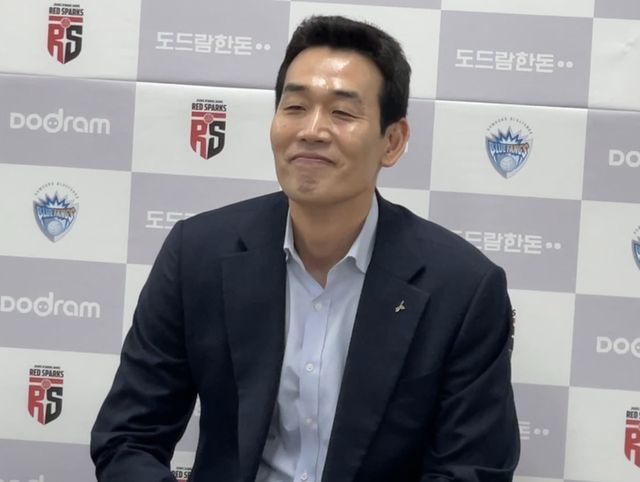 3차전과 같은 셔츠를 입고 4차전에 임하는 정관장 고희진 감독