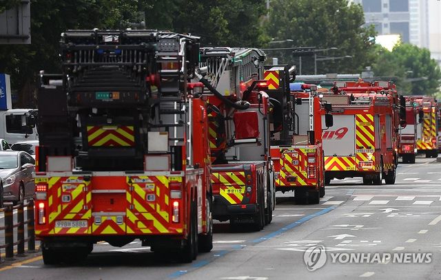 줄줄이 이동하는 소방차량